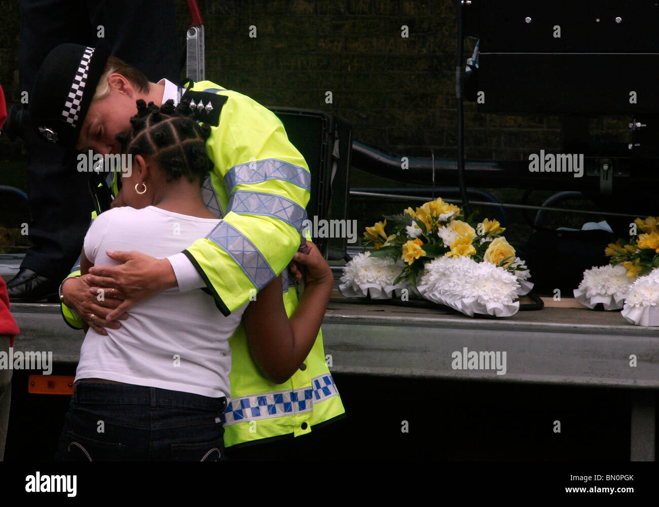 eine Polizistin tröstet ein junges Mädchen am anti-Gewehr Verbrechen März Egge rd london Stockfoto