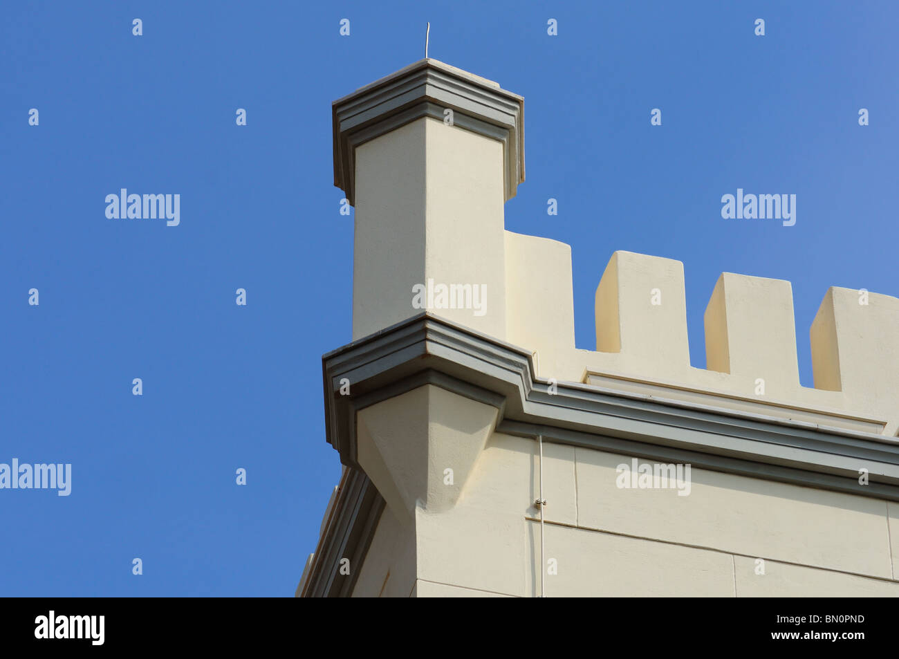 Gebäude des 19. Jahrhunderts mit dekorativen Turm Zinnen. Architektonische Details. Stockfoto