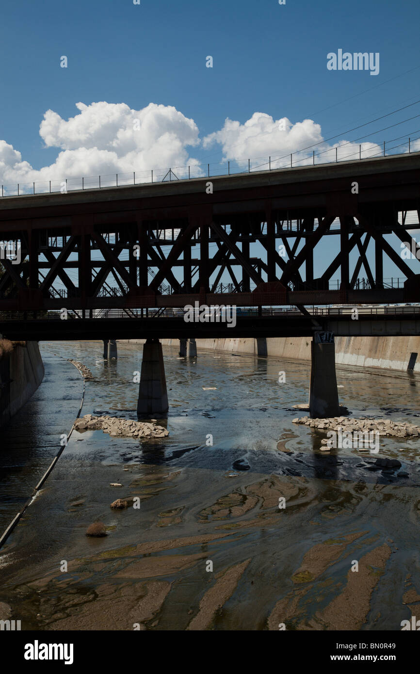 Los Angeles River, gesehen von Washington Blvd. Überführung, Los Angeles, California, Vereinigte Staaten von Amerika Stockfoto