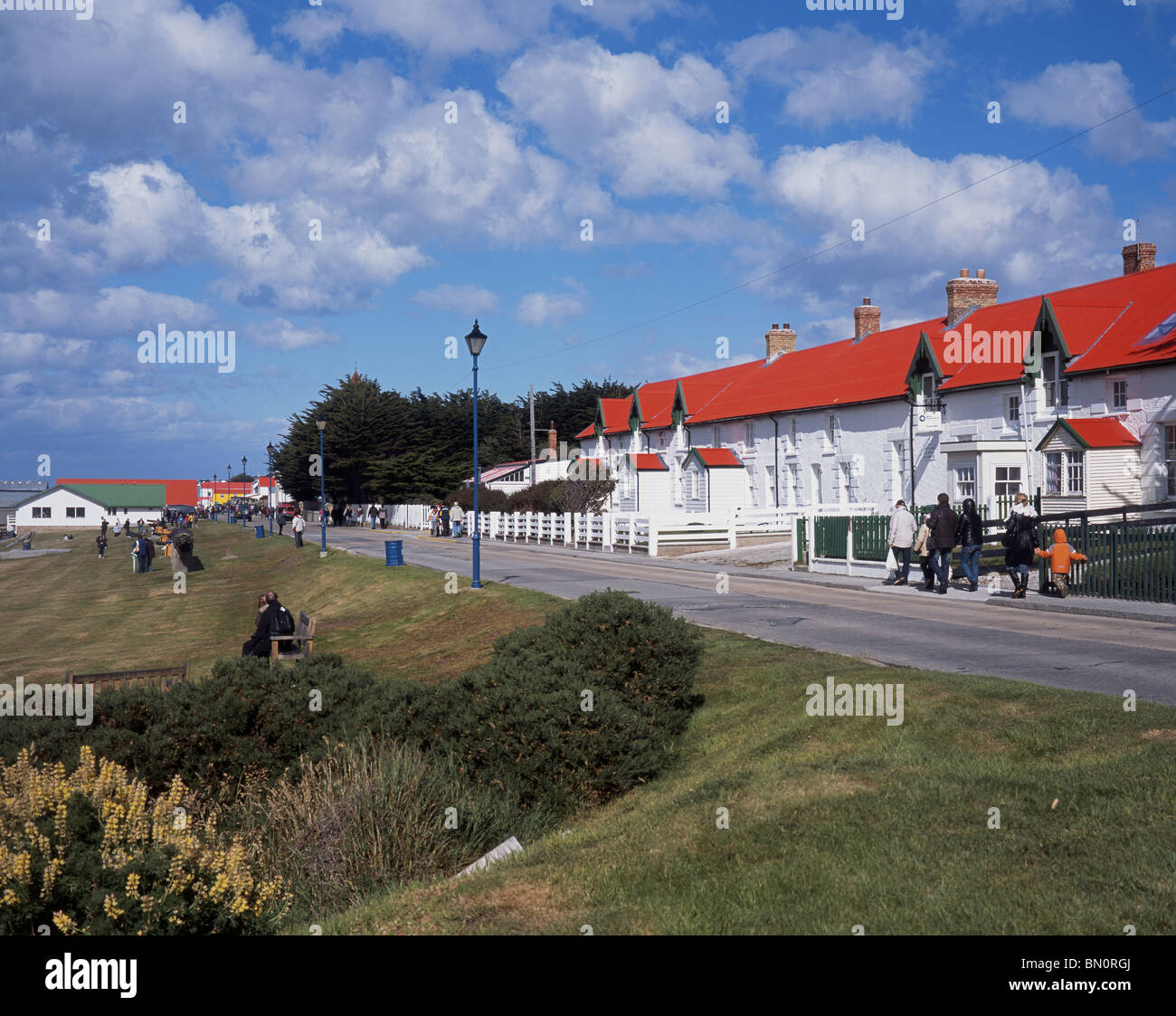 Weiß getünchten Reihenhäusern entlang der Strandpromenade, Port Stanley, Falkland-Inseln, UK. Stockfoto