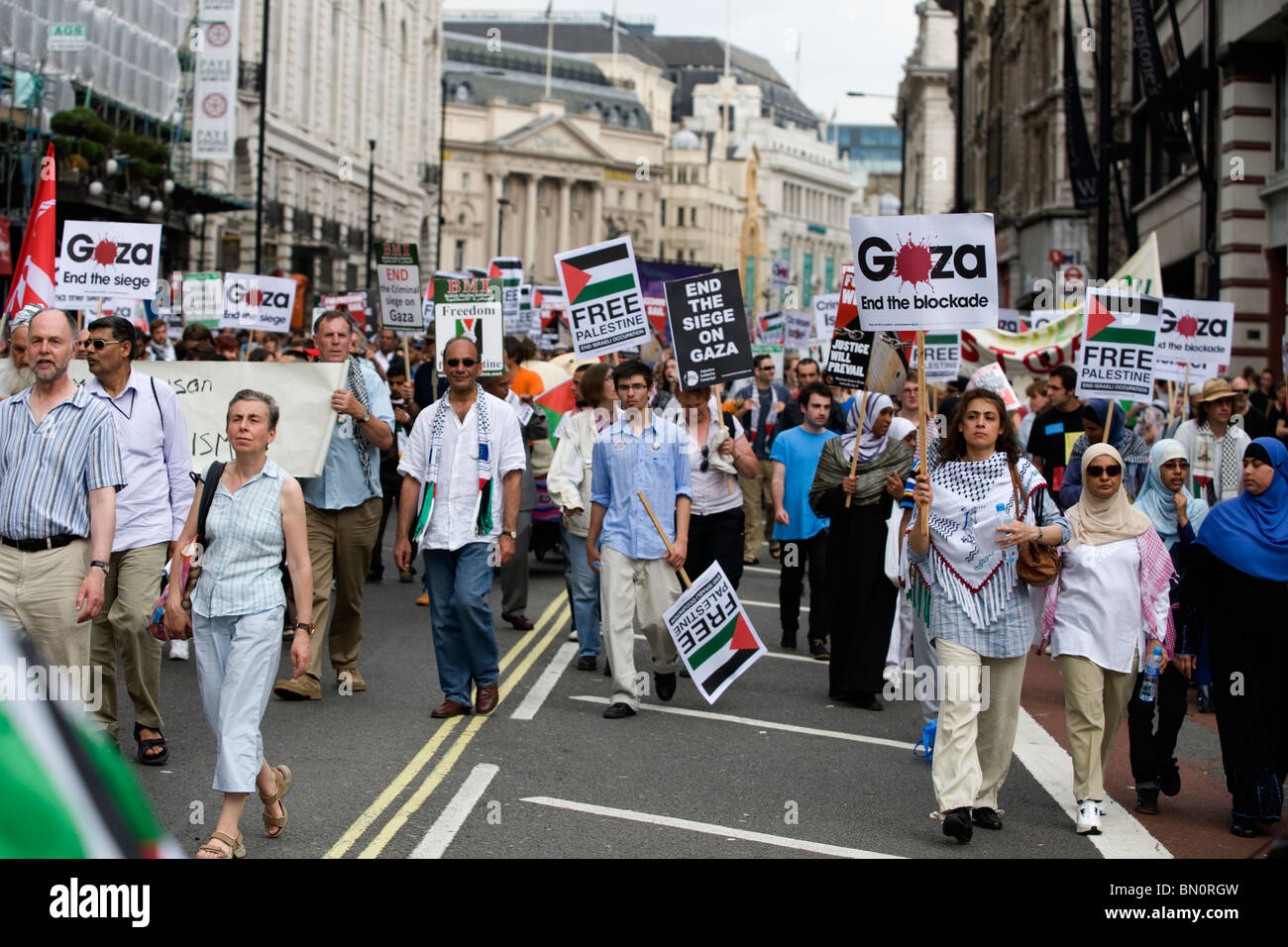 Teilnehmer März während einer Demonstration gegen die israelische Blockade von Gaza im Jahr 2010 Stockfoto