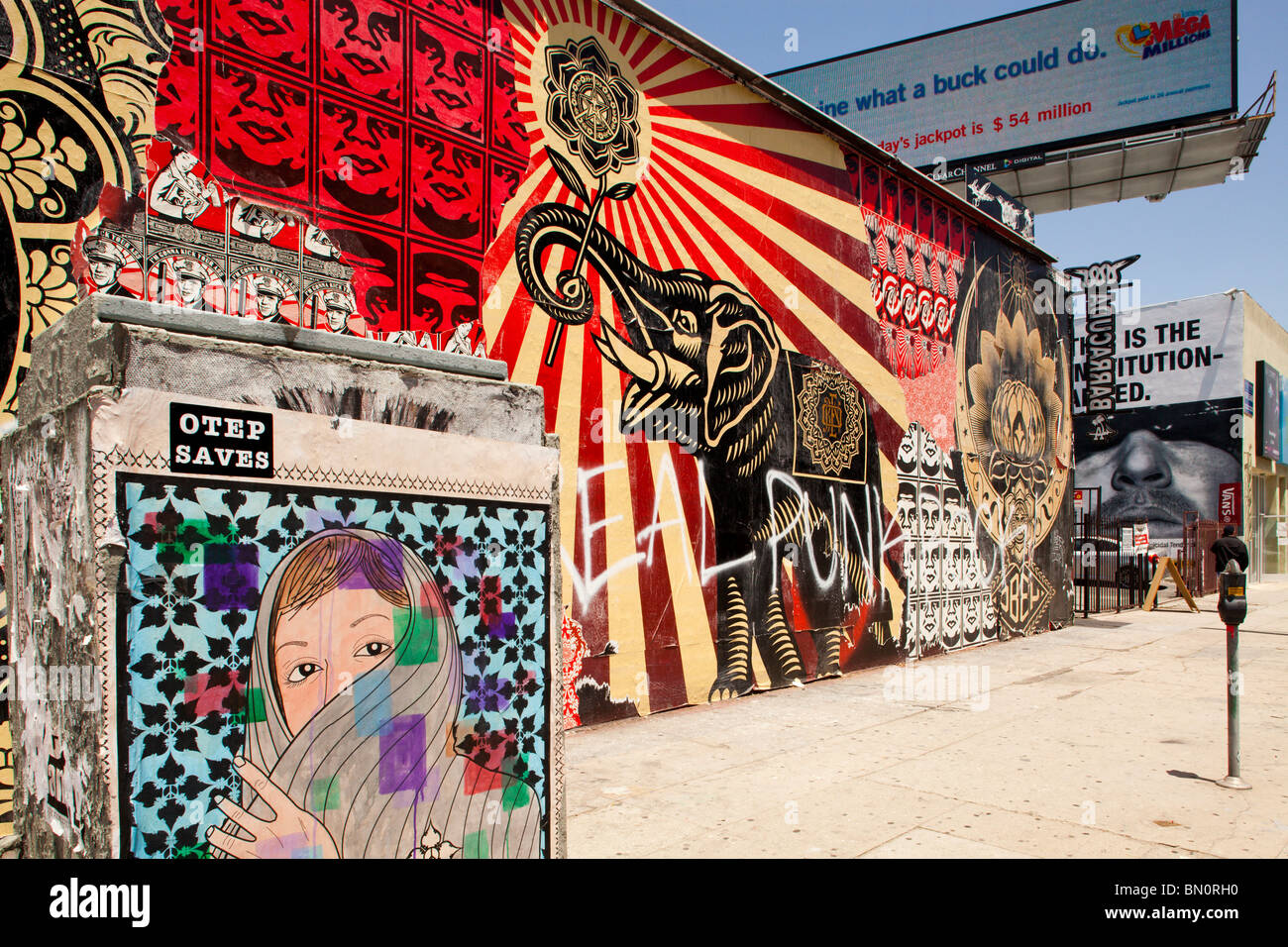 Street-Art auf der Melrose Avenue mit Paare, die einen Hund Stockfoto