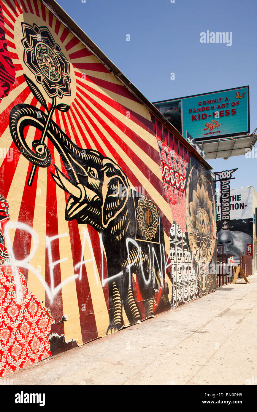 Street-Art auf der Melrose Avenue mit Paare, die einen Hund Stockfoto