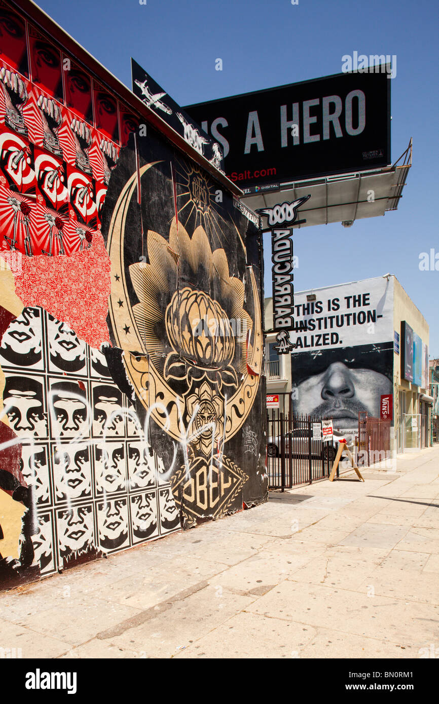 Street-Art auf der Melrose Avenue mit Paare, die einen Hund Stockfoto