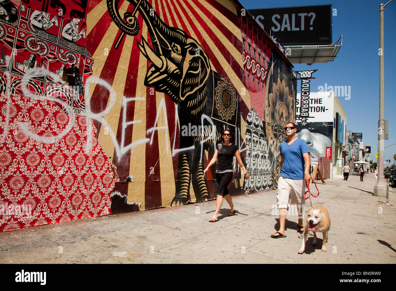Street-Art auf der Melrose Avenue mit Paare, die einen Hund Stockfoto