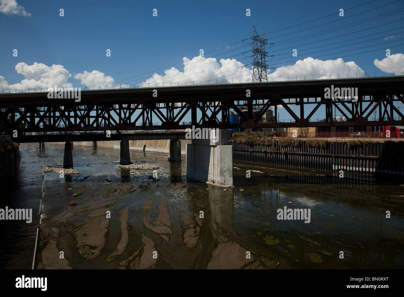 Los Angeles River, gesehen von Washington Blvd. Überführung, Los Angeles, California, Vereinigte Staaten von Amerika Stockfoto