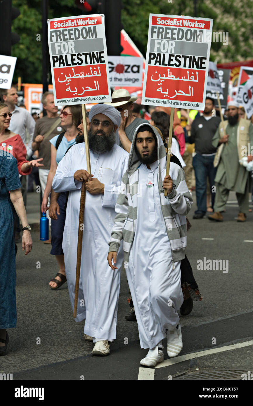 Zwei Männer in islamischen Stil Kleidung tragen Plakate während einer Demonstration gegen die israelische Blockade des Gazastreifens 2010 gekleidet Stockfoto