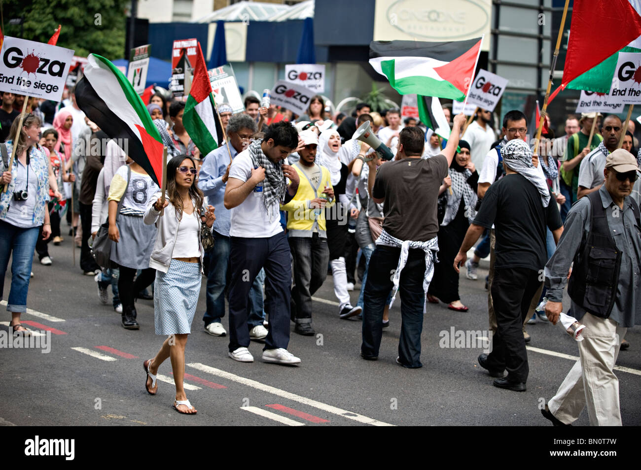 Teilnehmer März während einer Demonstration gegen die israelische Blockade von Gaza im Jahr 2010 Stockfoto