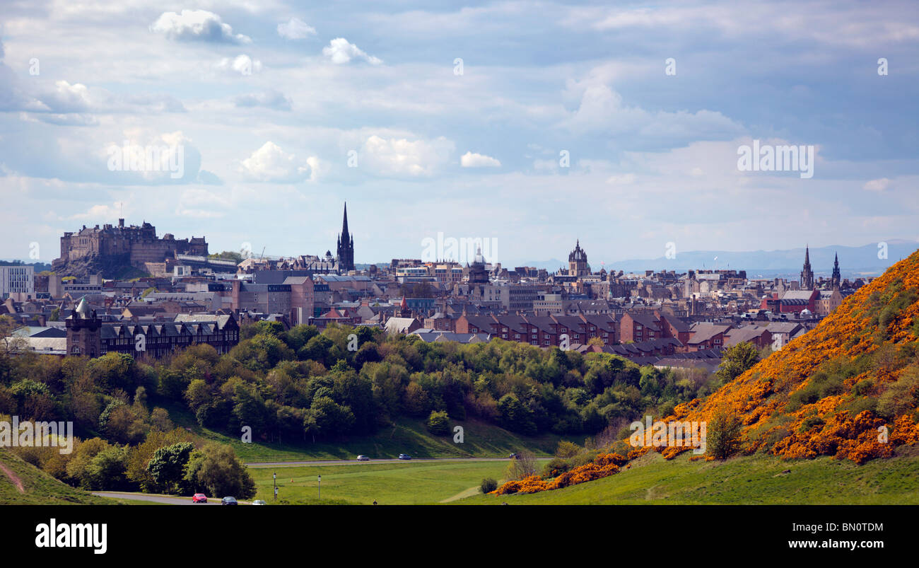 Arthurs Seat Edinburgh Schottland UK bekleidet in Ginster blühen mit Blick auf die Altstadt von Edinburgh, auf der Suche nach Norden Stockfoto