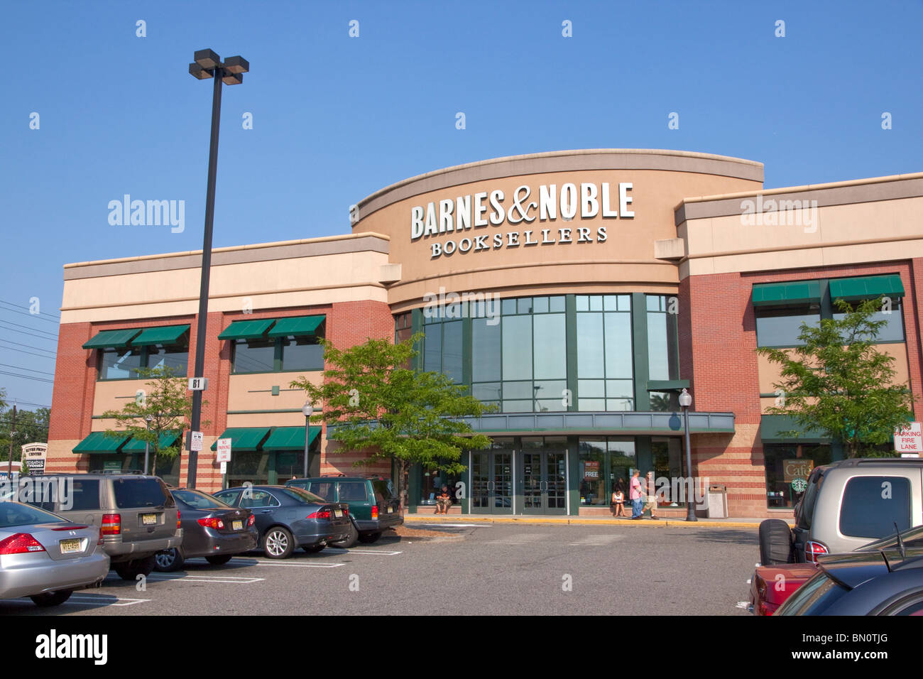 Barnes & Noble Buchhandlung vorderen Eingang und Parkplatz in einem New-jersey Shopping Center. Stockfoto