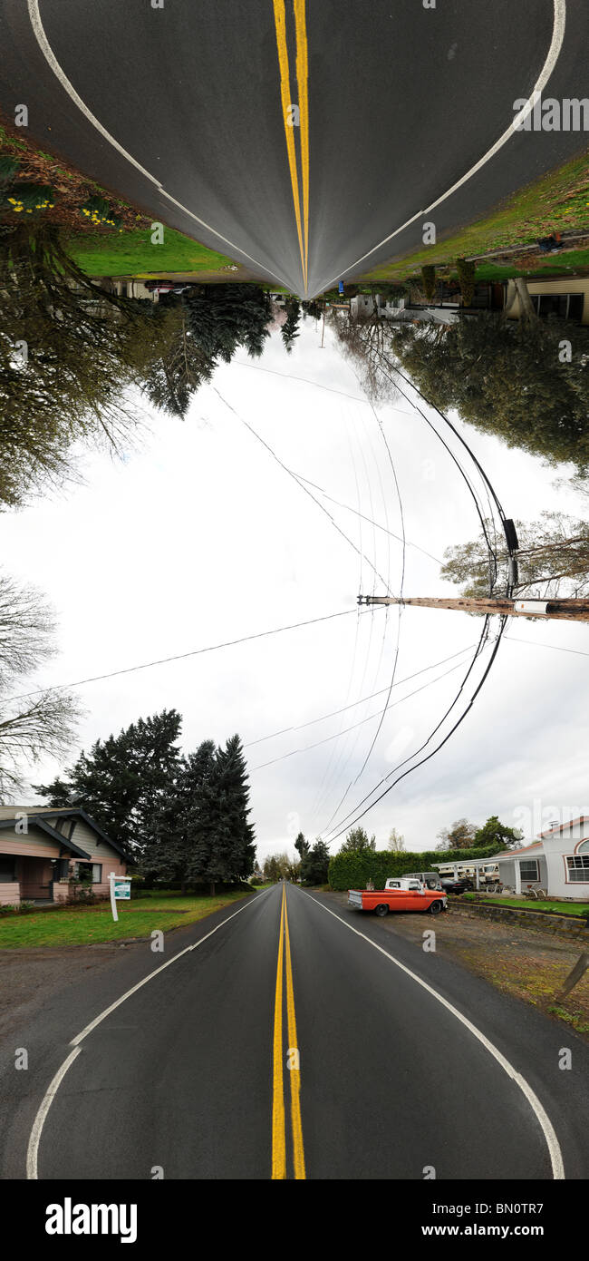 360 Panorama-Bild projiziert ein Bild mit einer Straße oben und eine Straße in einer Nachbarschaft zu Stockfoto