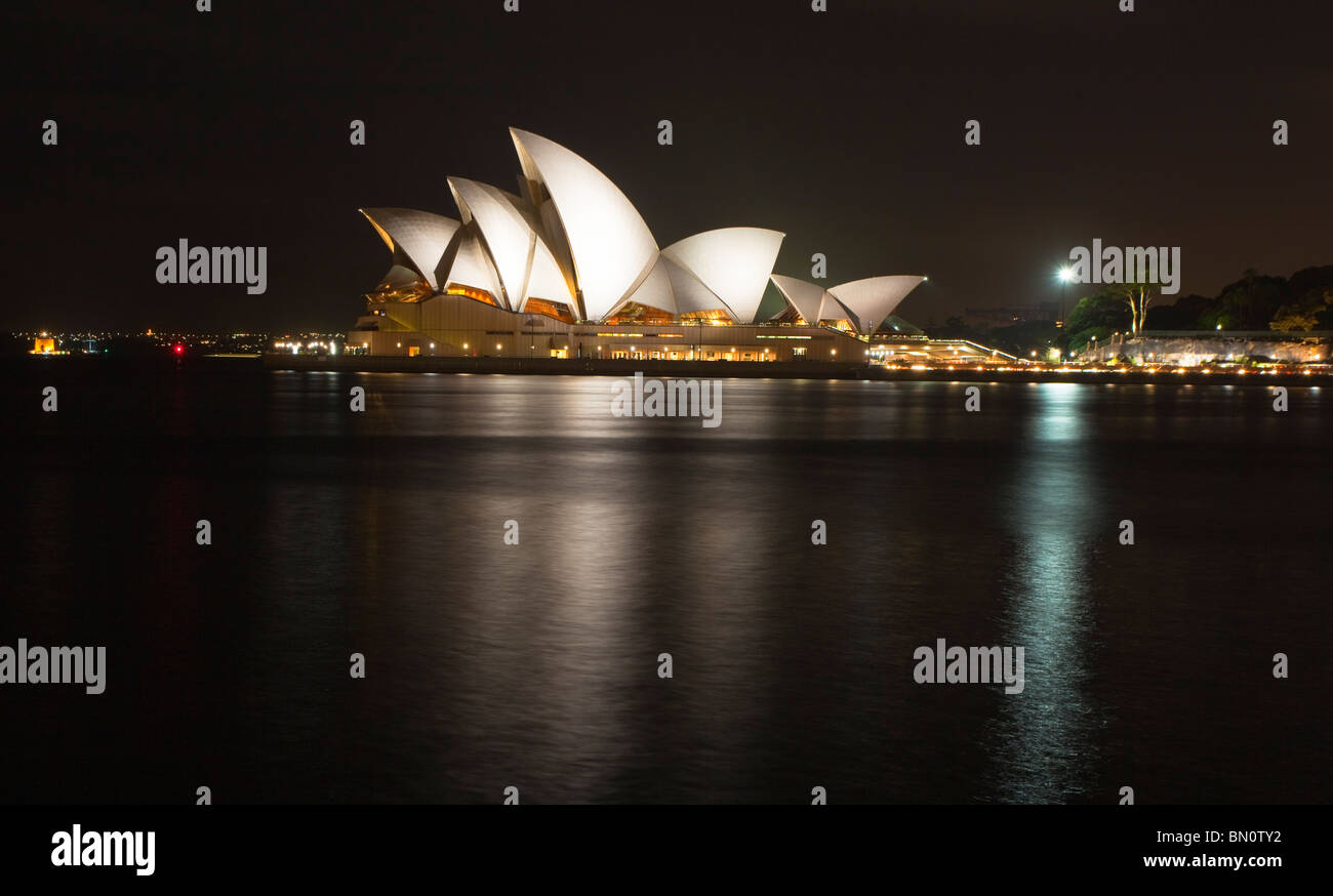 Sydney Opera House in der Nacht mit Spiegelungen im Wasser Stockfoto