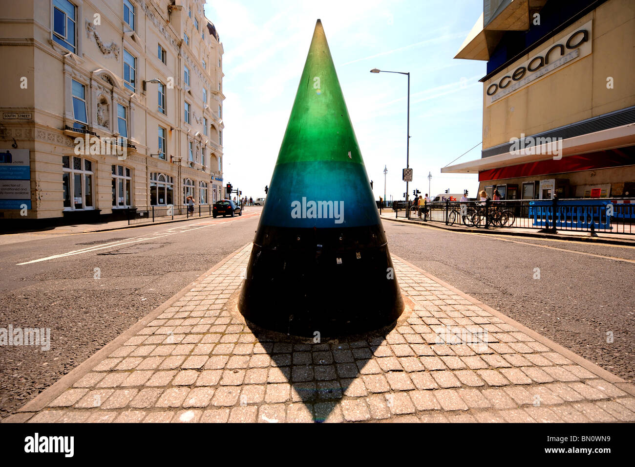 Kegel geformt Skulpturen im Stadtzentrum West Street Brighton UK Stockfoto