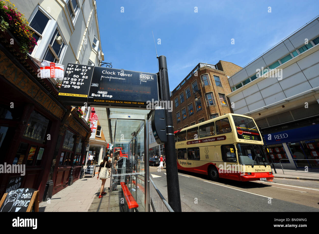 Bushaltestelle-Informationstafel im Stadtzentrum von Brighton UK Stockfoto