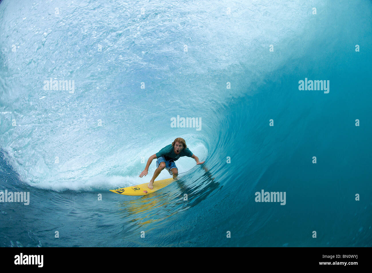 Surfer in der Röhre der großen Welle Stockfoto