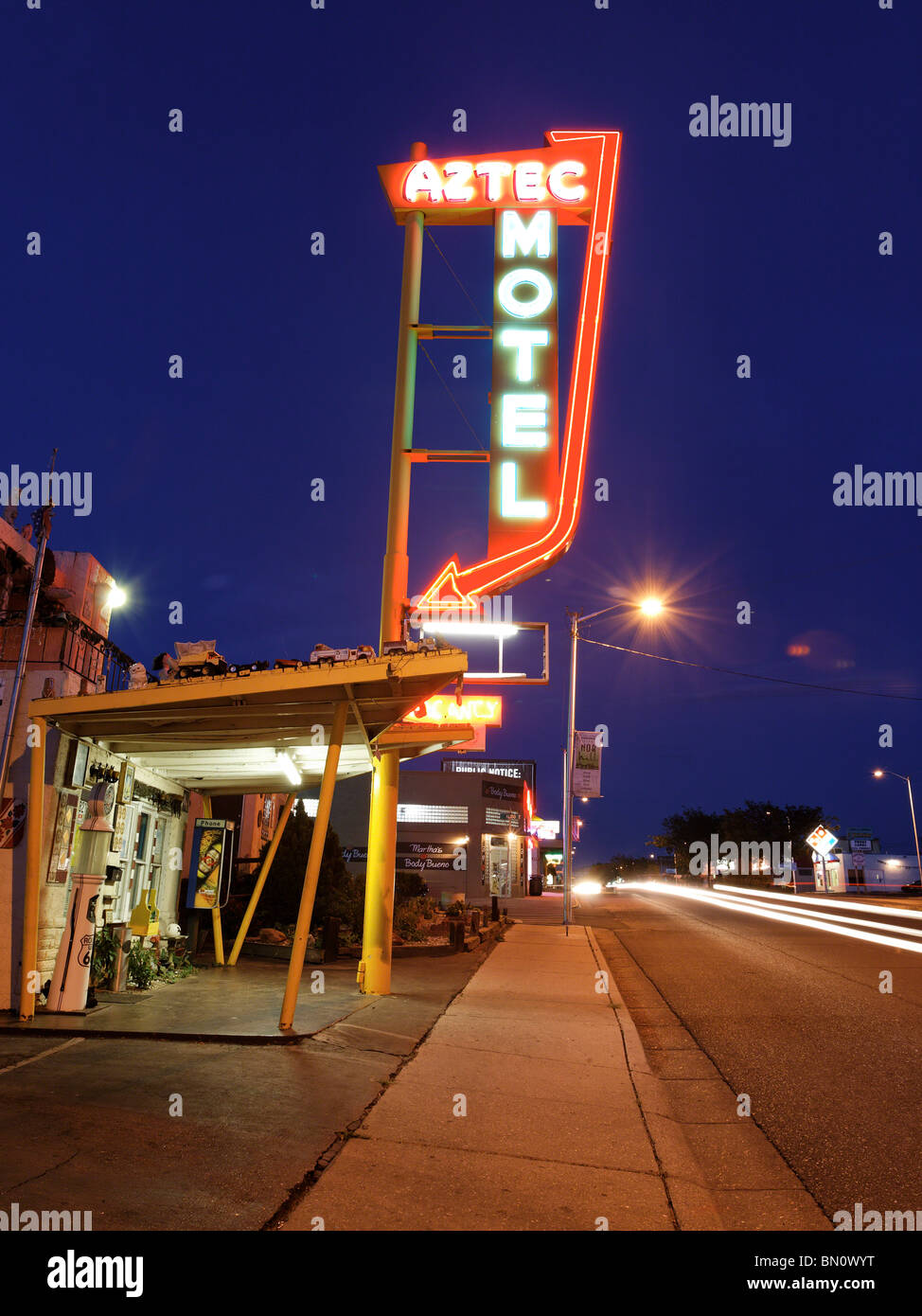 Neonlichter des aztekischen Motel, Rt 66, Albuquerque, New Mexico Stockfoto