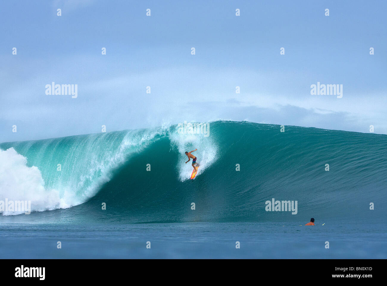 Surfer, die Einnahme des Tropfens auf große Welle Stockfoto