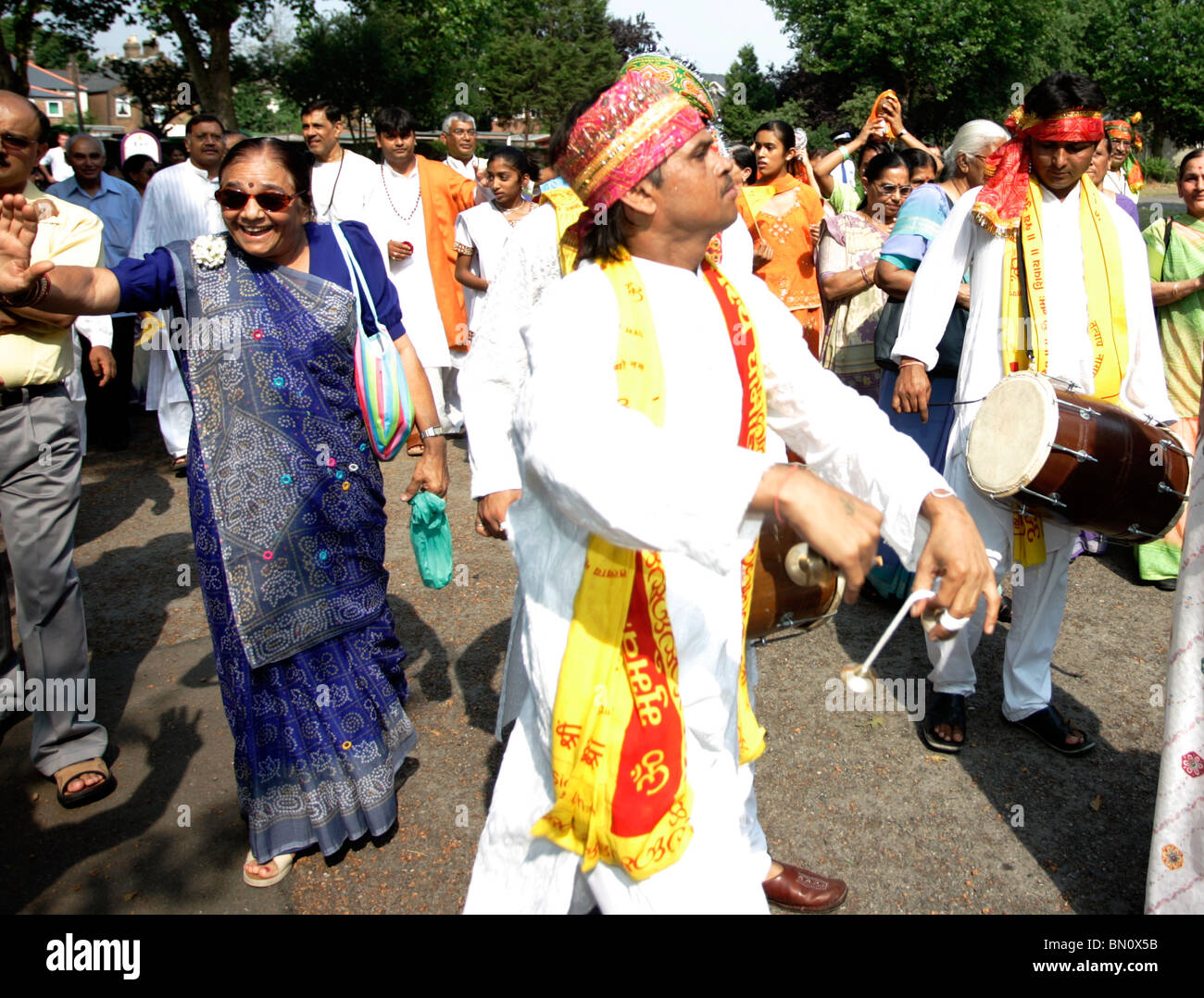 Spiritual Marsch von Shakti Zentrum nach Bryon Park Egge in einem Monat ist Lord Shiva gewidmet. Stockfoto