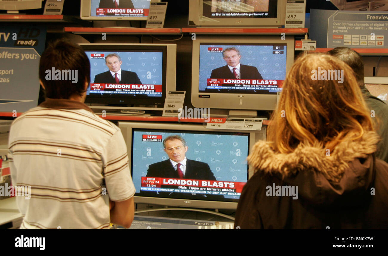 Leute zu beobachten, London Bombardierungen auf Fernsehern in einem Store in london Stockfoto
