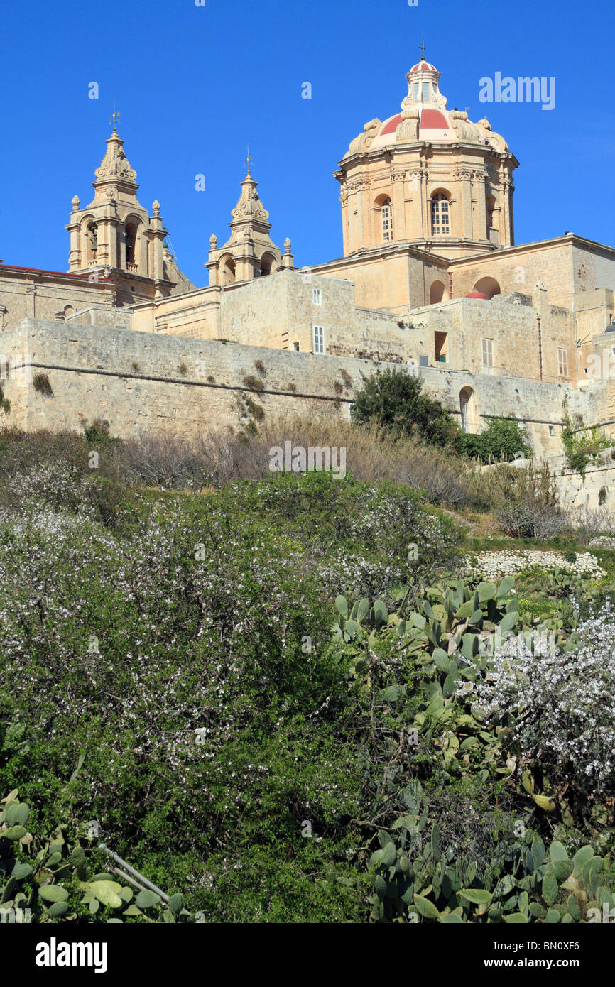 Ein Blick auf die Mauern und Türme der Co-Kathedrale der antiken Stadt Mdina, Malta Stockfoto