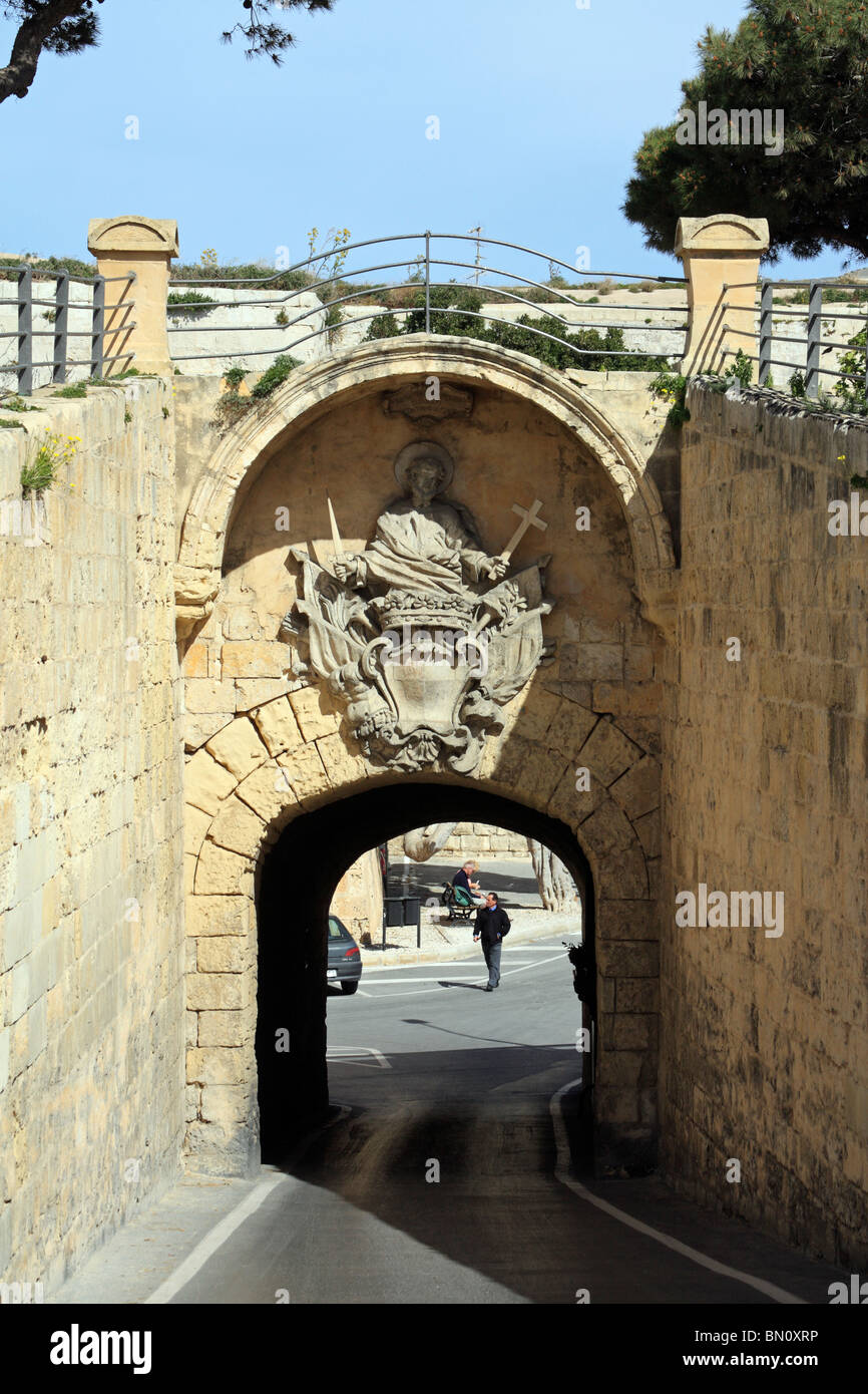 Den Bogen zu den griechischen Tor zeigt dem Wappen mit John the Baptist hält ein Kreuz und Schwert, Mdina, Malta Stockfoto