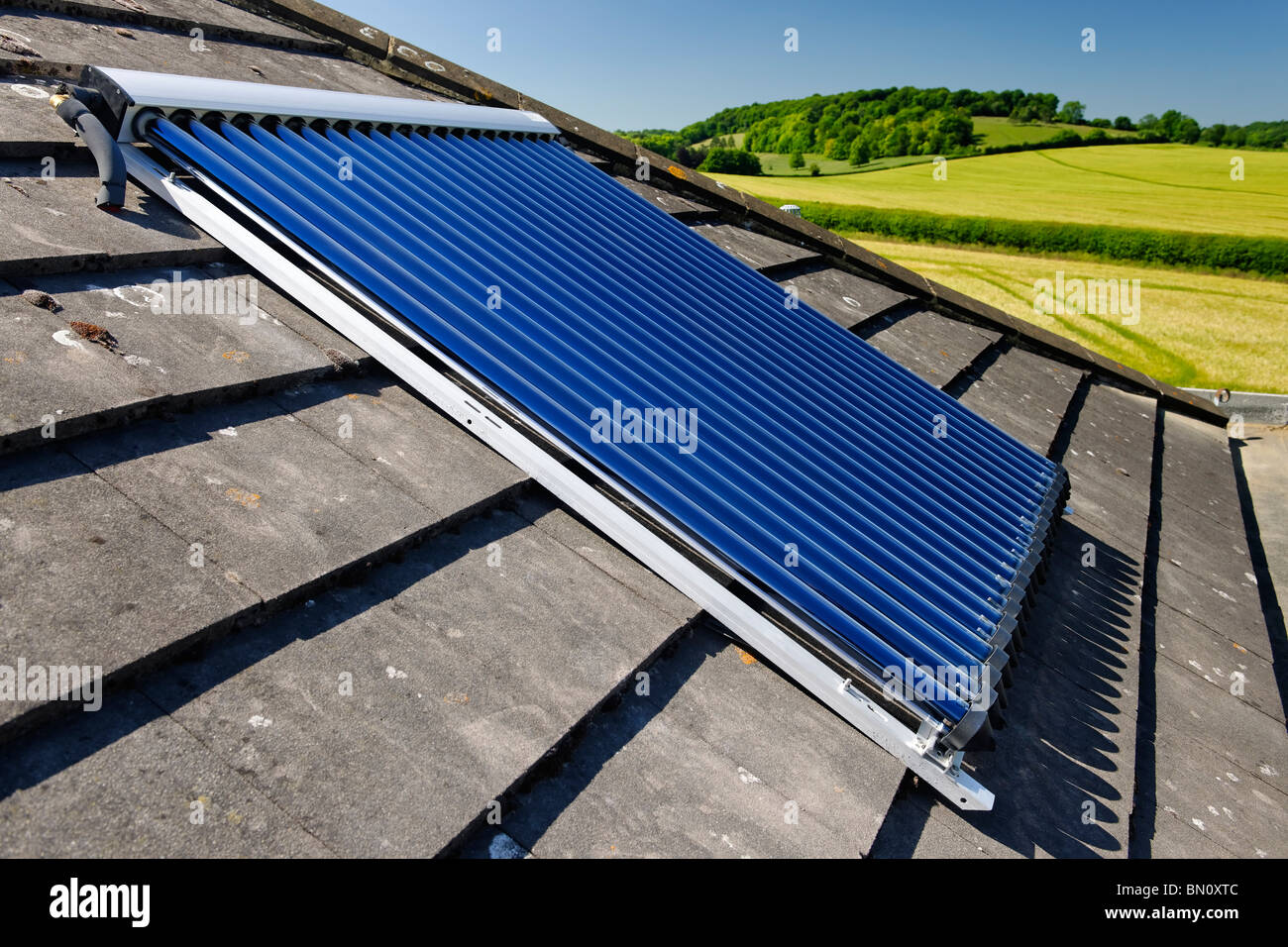 Solar Power. Vakuum/evakuiert Solarröhren auf einem heimischen Hausdach im Vereinigten Königreich Stockfoto