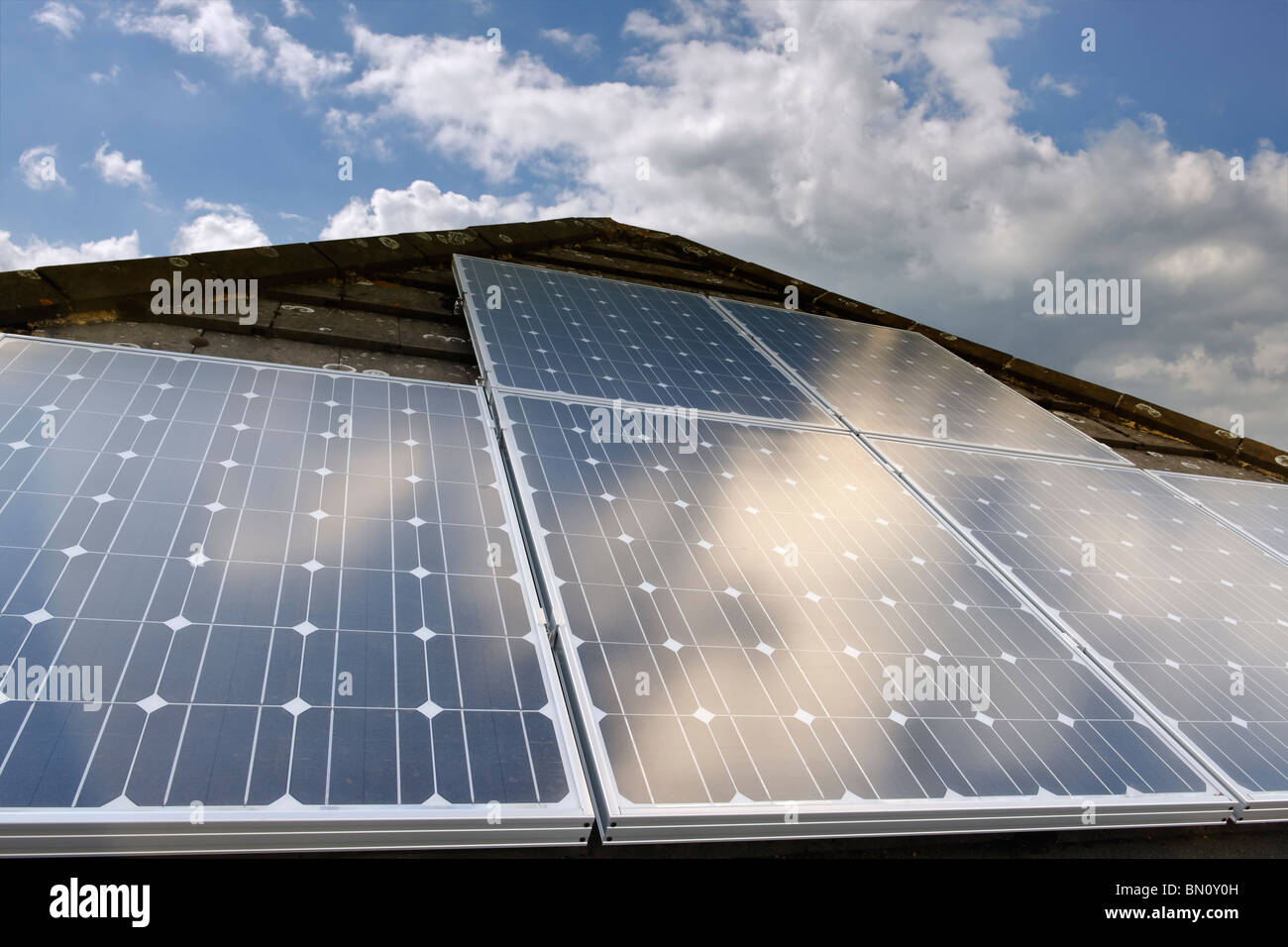 Solar Power. Photovoltaik-Zellen auf einem inländischen Haus Dach im Vereinigten Königreich Stockfoto