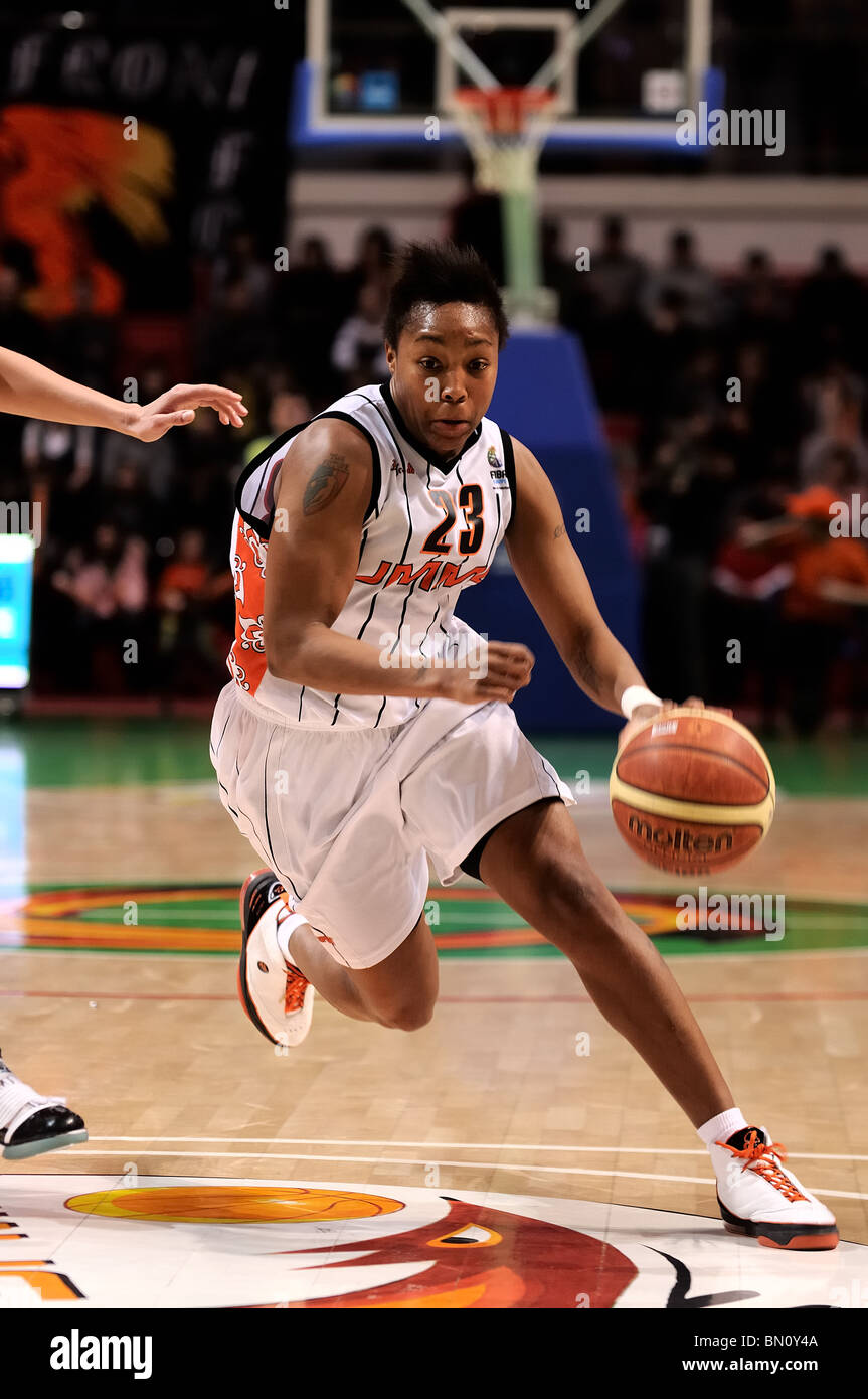 Cappie Pondexter #23 nimmt den ball Stockfoto