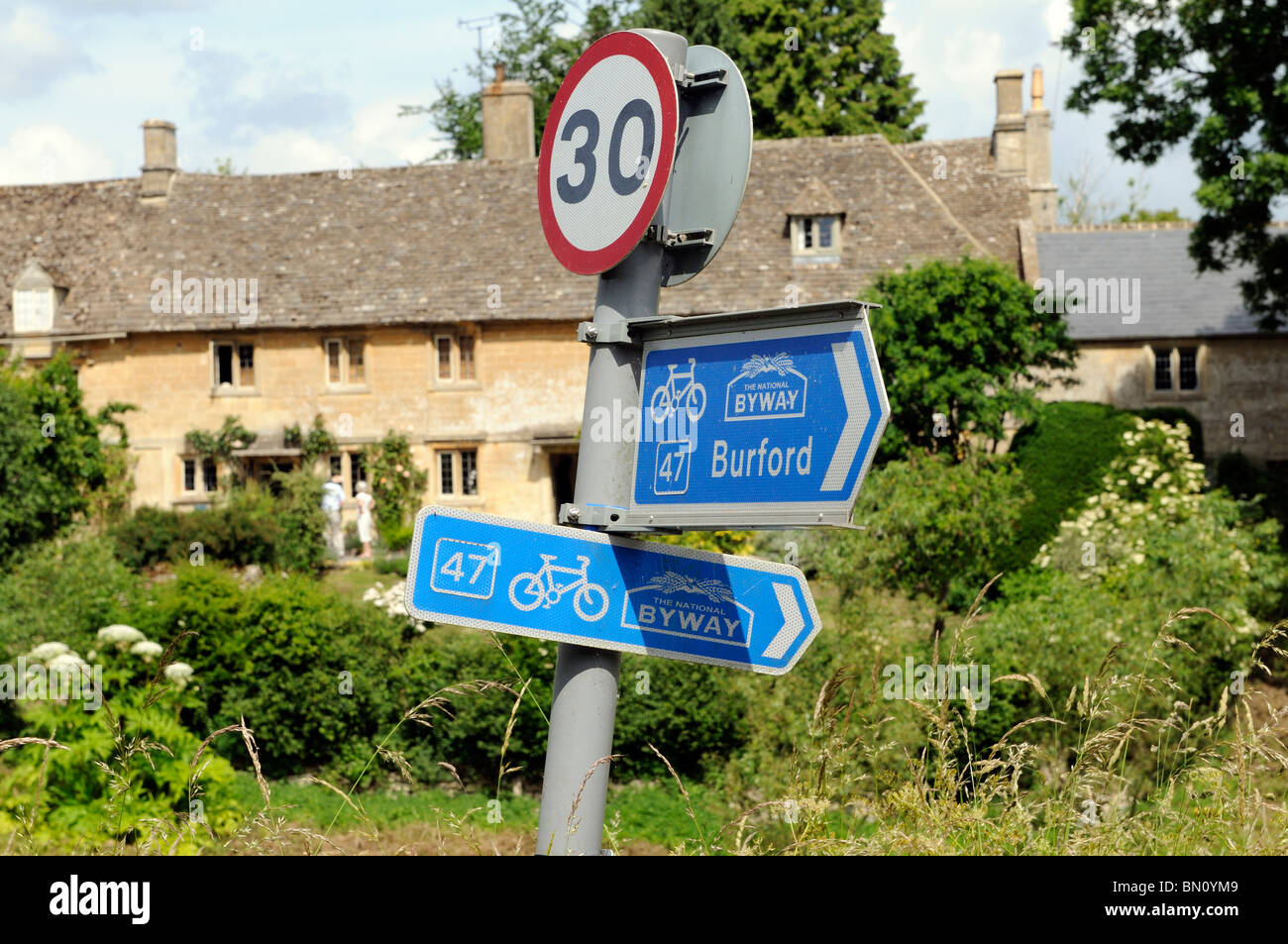 Nationalen Byway blaue Straßenschild auf Burford gesehen hier auf eine schiefe Stelle an kleinen Barrington in den Cotswolds UK Stockfoto