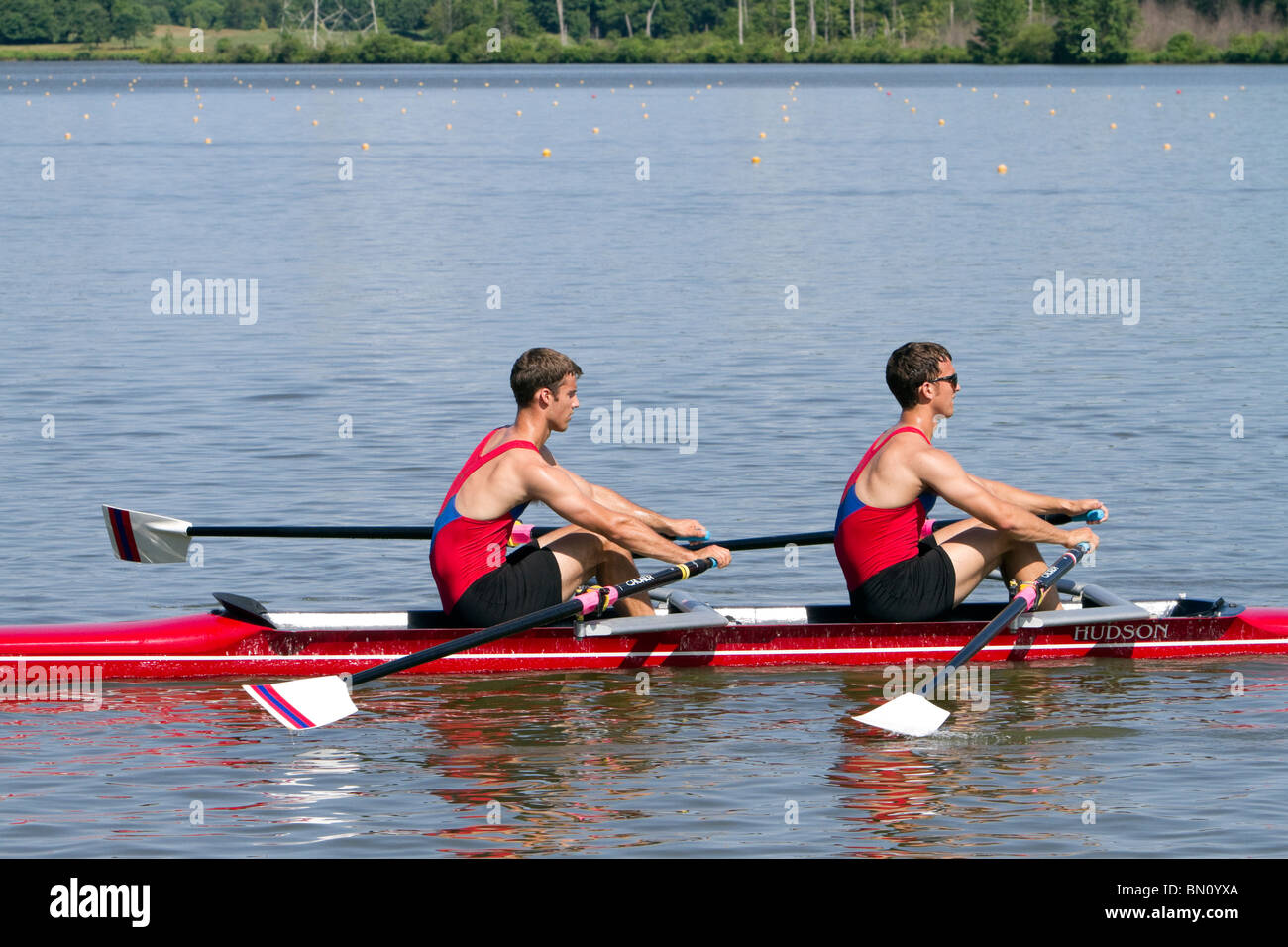 Zwei Mann Rennboot Schale mit Crew Rudern Stockfotografie - Alamy