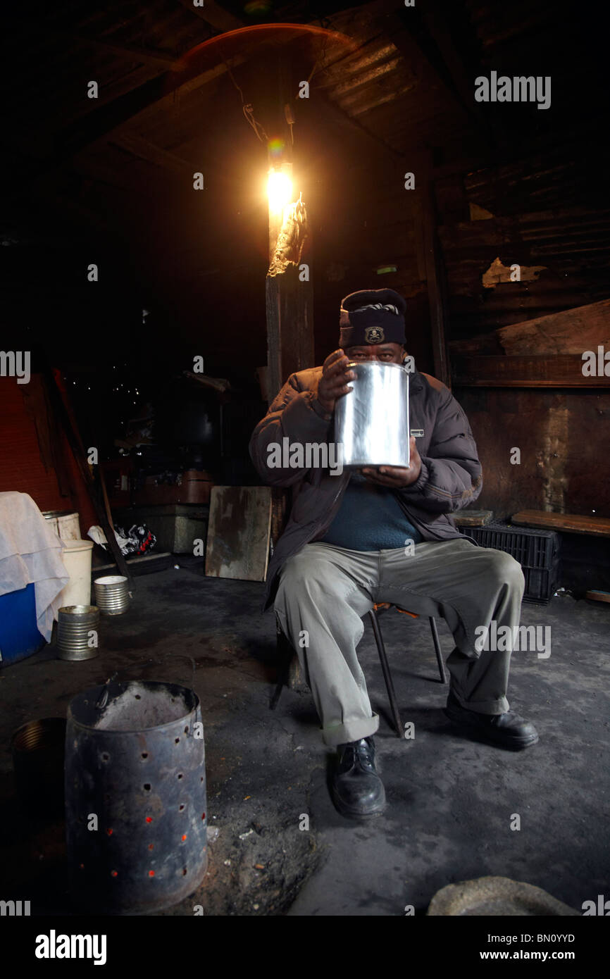 schwarzer Mann trinken Hause brauen in Shebeen schon Stockfoto