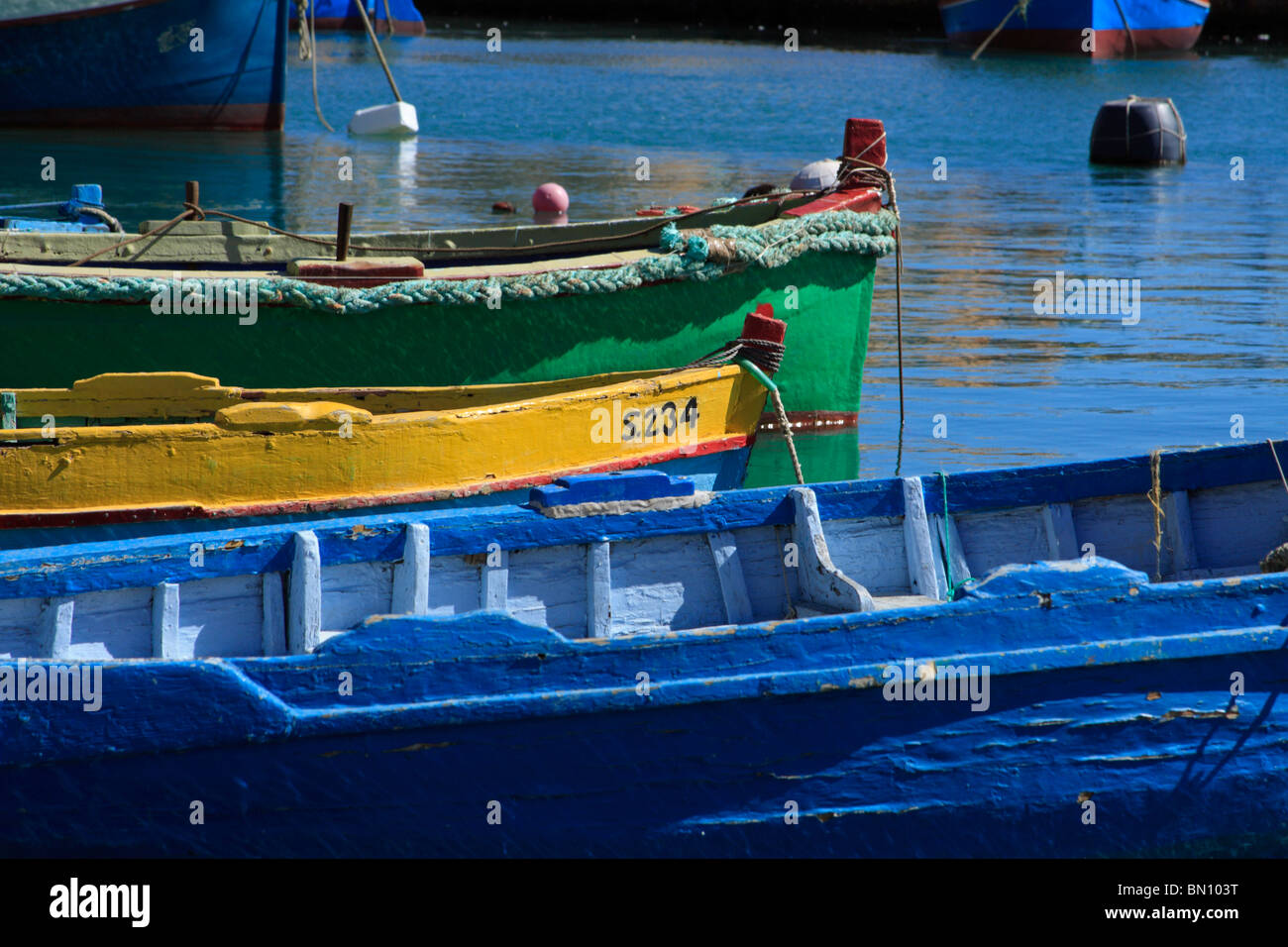 Multi farbige Boote im Hafen von Marsaxlokk, Malta Stockfoto