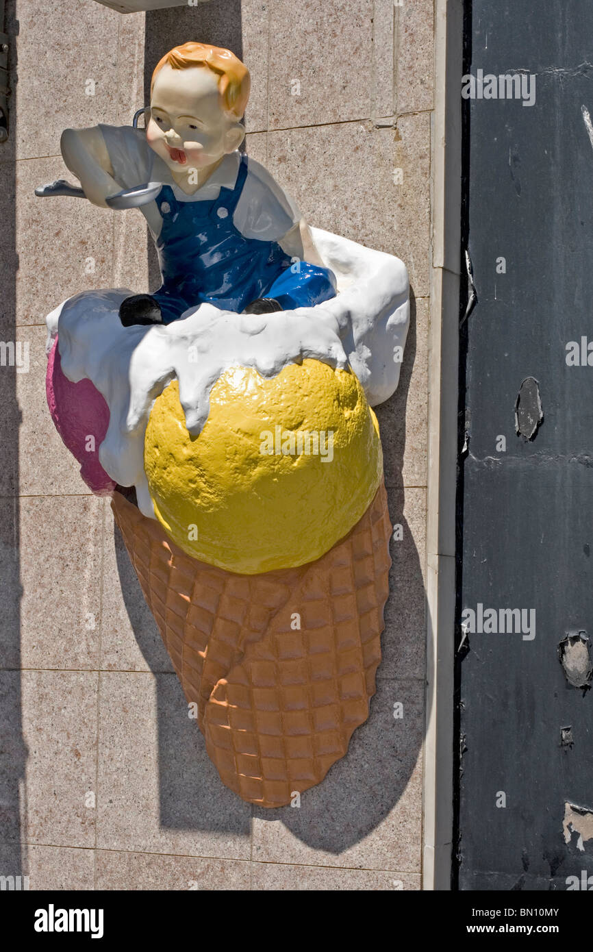 Werbung außerhalb einer schottischen Eisdiele Stockfoto