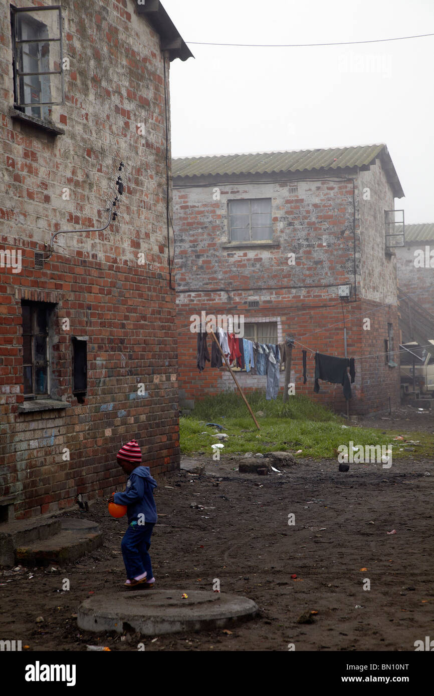 Junge, spielen, Langa Township in Kapstadt Stockfoto