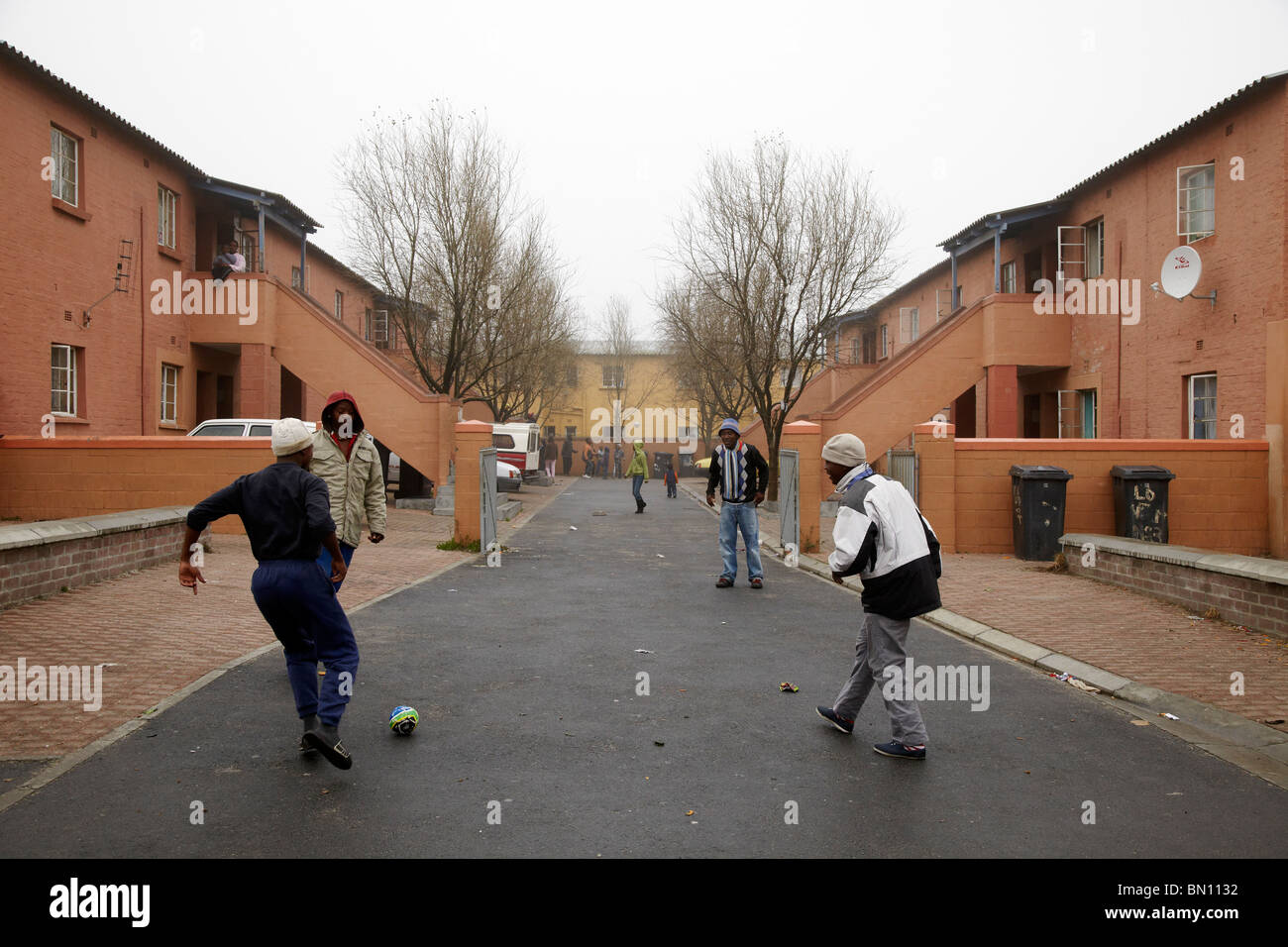 Kinder spielen Fußball in der Straße Township Langa Stockfoto