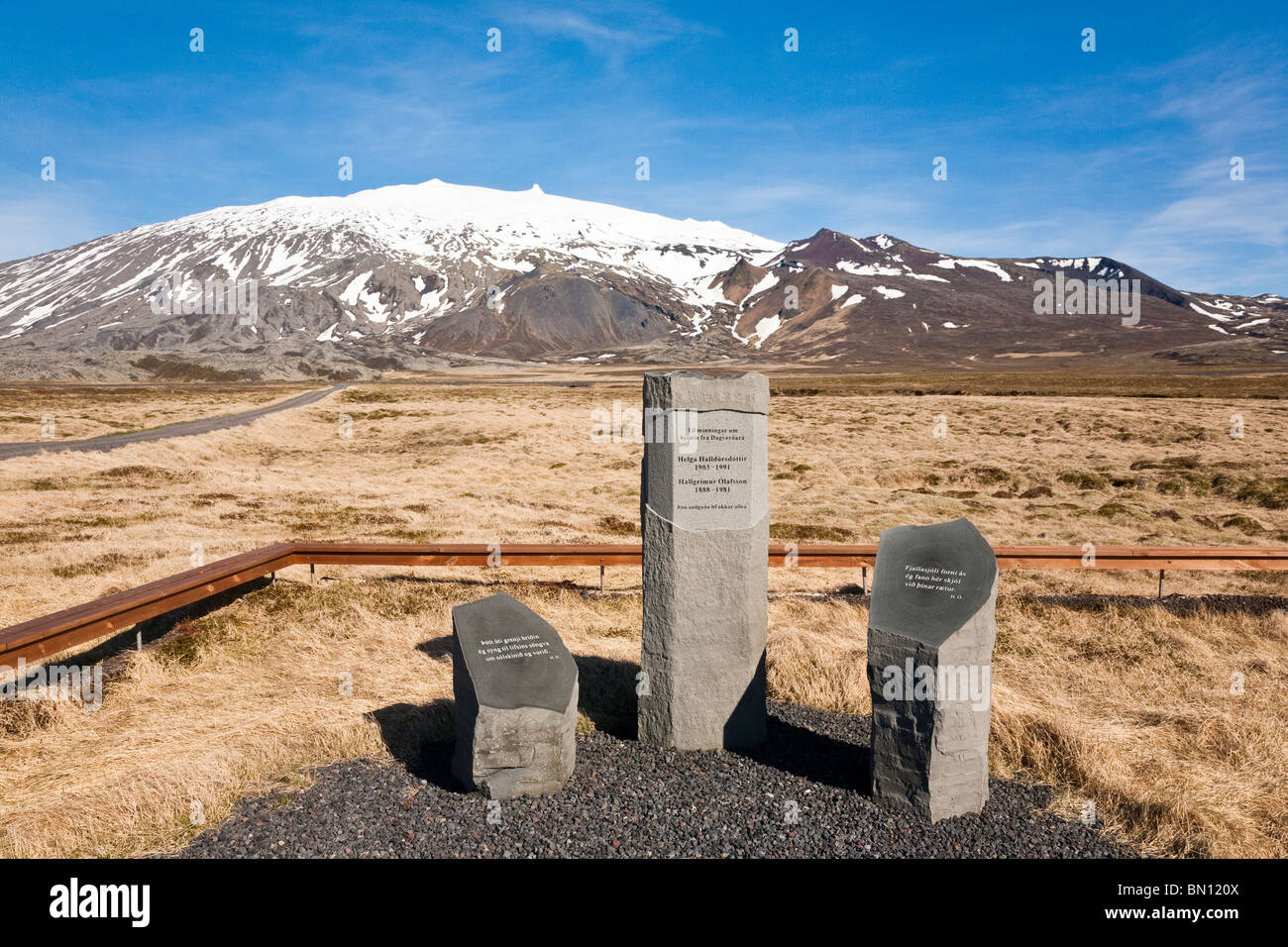 Gedenksteine und Snaefellsjökull, Westisland Stockfoto