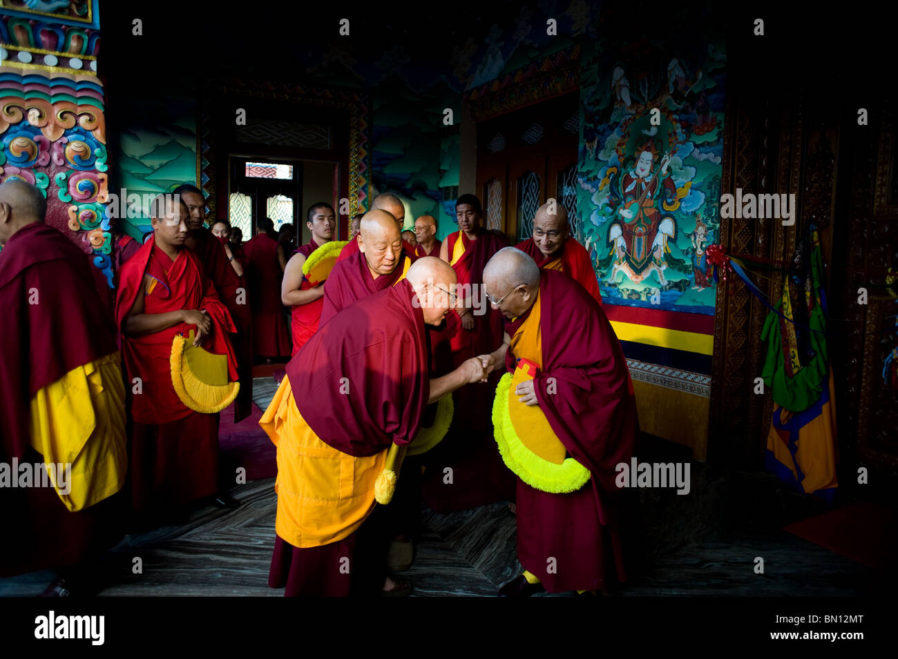 Buddhistische Mönche begrüßen einander Stockfoto