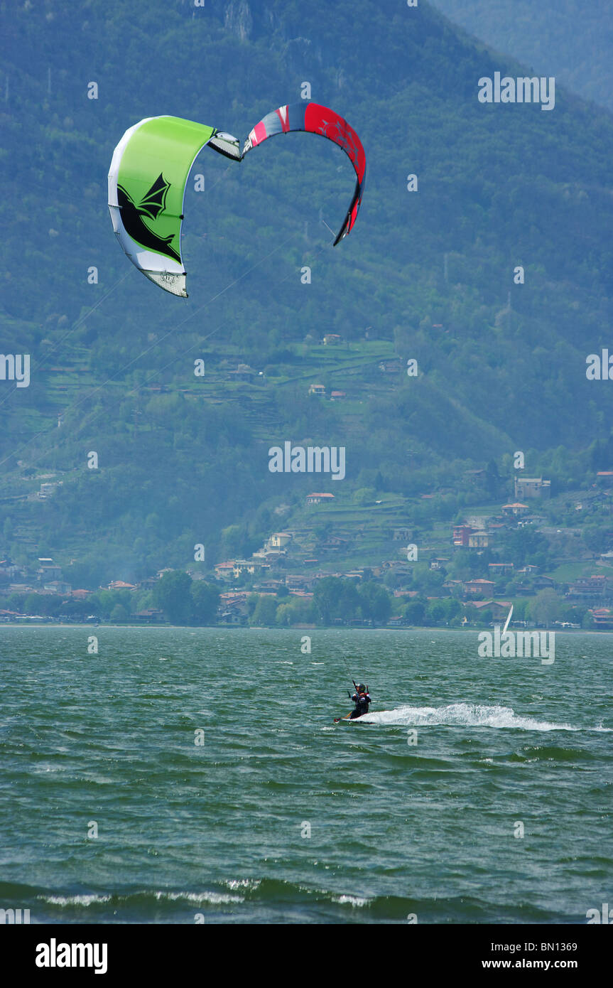 Kite-Surfen am Comer See Stockfoto
