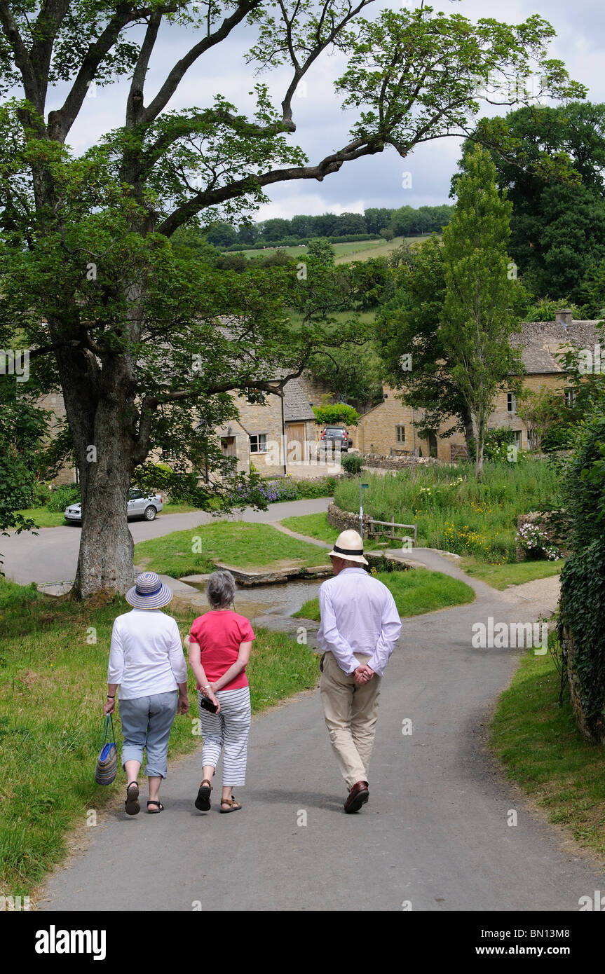 Touristen in oberen Schlachten eine beliebte Dorf am Fluss steht auf dem River Windrush in Gloucestershire, England UK Stockfoto