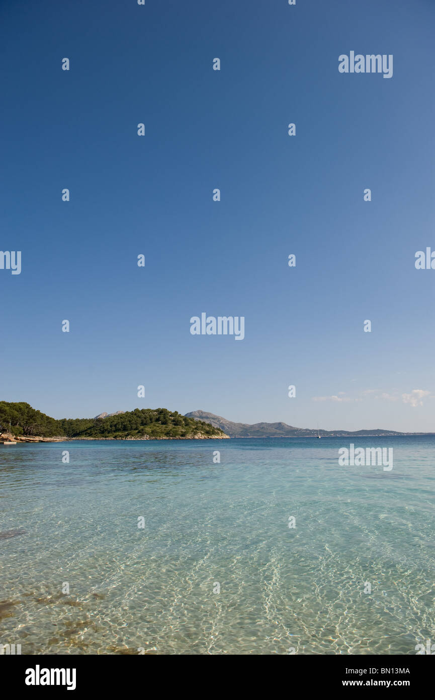 Ein Blick auf Pollenca Bucht Blick nach Süden nach Alcudia vom Strand von Formentor, Mallorca Spanien 2010 Stockfoto