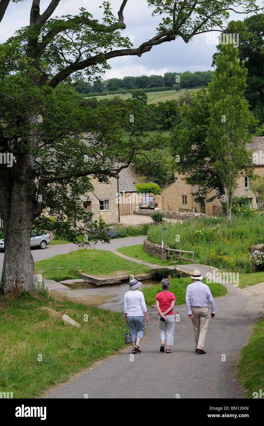 Touristen in oberen Schlachten eine beliebte Dorf am Fluss steht auf dem River Windrush in Gloucestershire, England UK Stockfoto