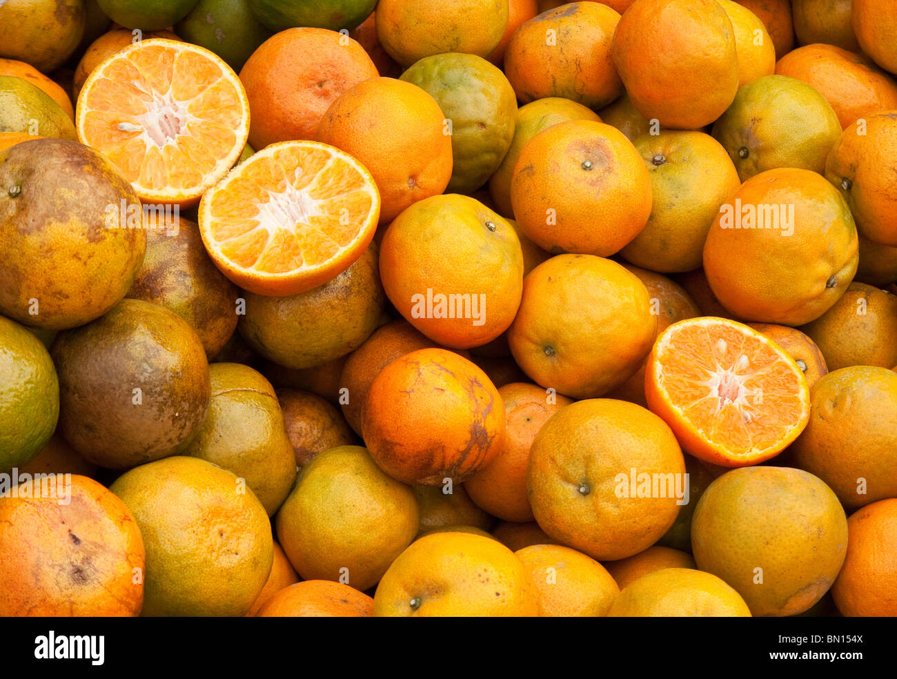 Orangen zum Verkauf an Pratu Chiang Mai Markt; Chiang Mai, Thailand. Stockfoto