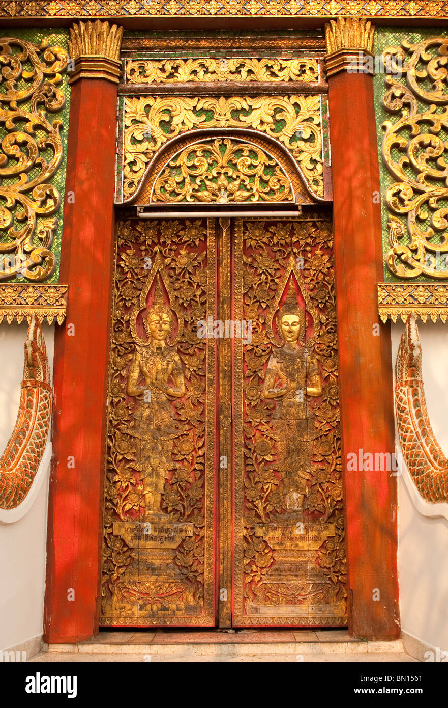 Tür am Wat Fon Soi buddhistischer Tempel in Chiang Mai, Thailand. Stockfoto