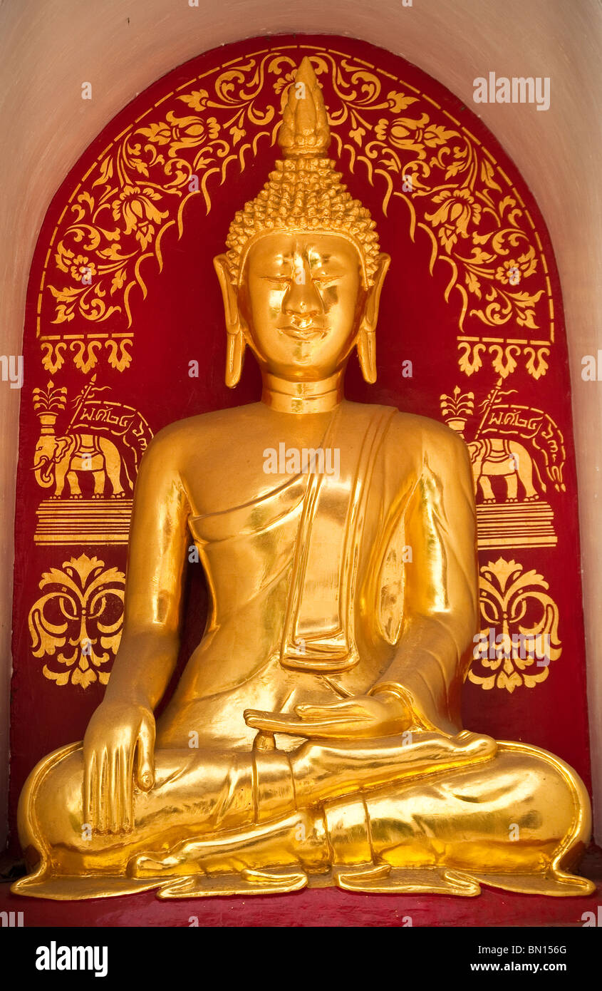 Goldene Buddha-Statue im Wat Fon Soi buddhistischer Tempel in Chiang Mai, Thailand. Stockfoto