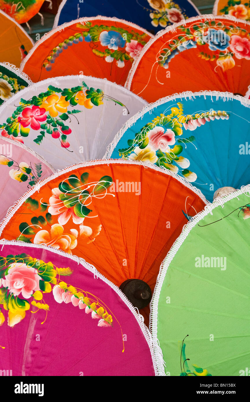 Handbemalte Umpbrellas zum Verkauf an Speicher in Chiang Mai, Thailand. Stockfoto