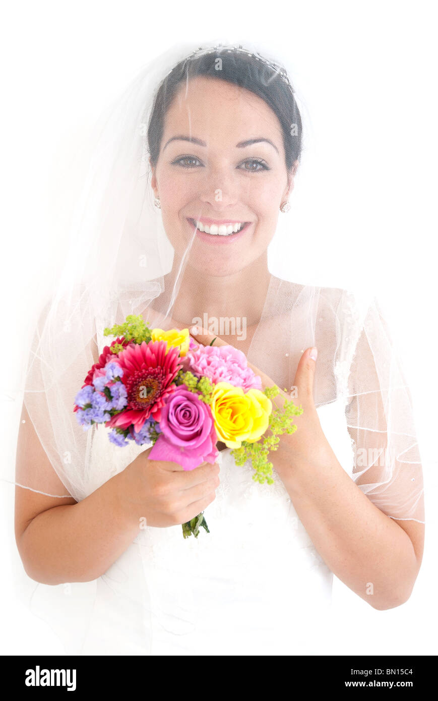 Glückliche Braut hält einen Blumenstrauß der Blumen Stockfoto