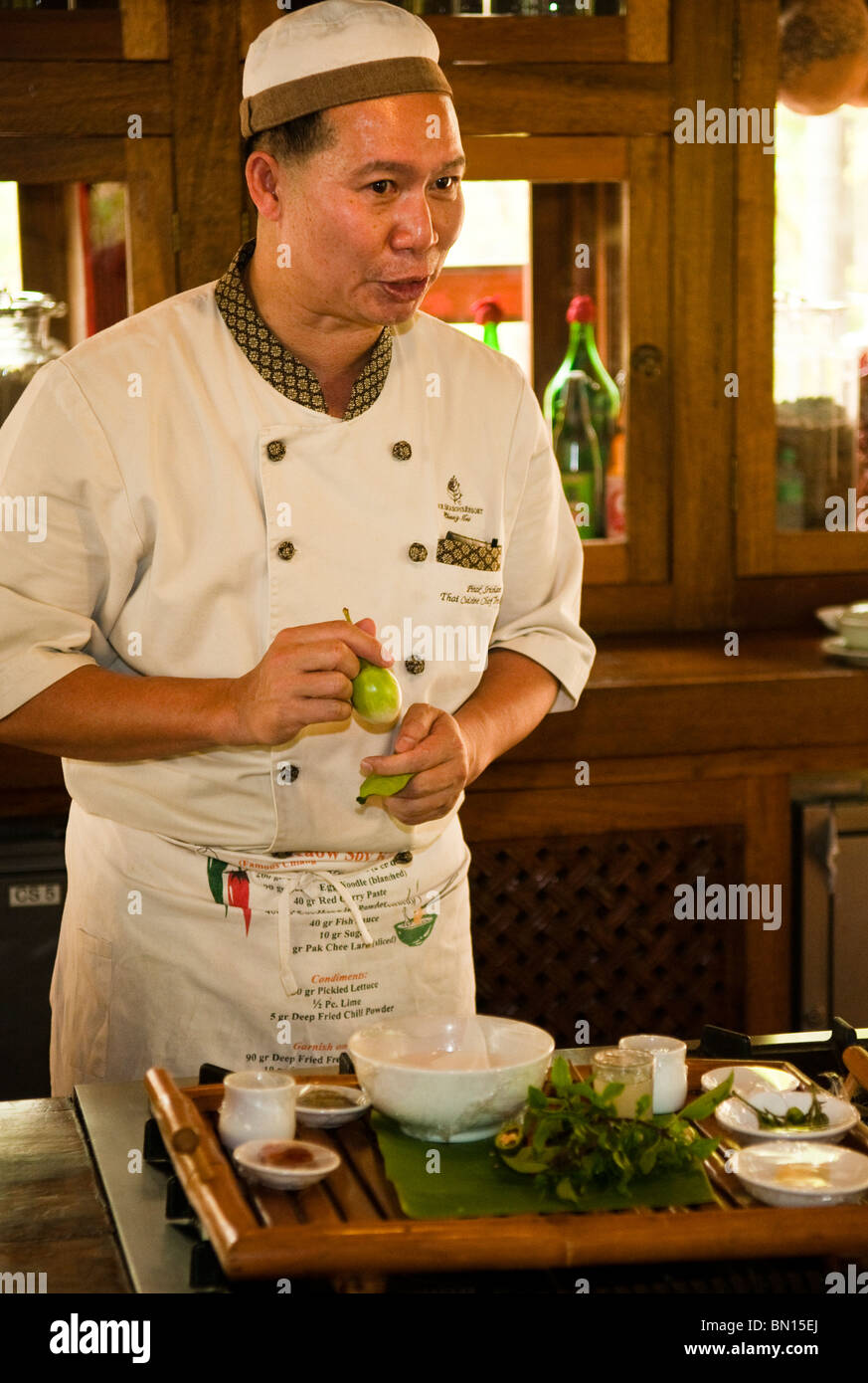 Küchenchef Srichan Pitak führt die Thai Kochkurs im Four Seasons Resort in Chiang Mai, Thailand. Stockfoto