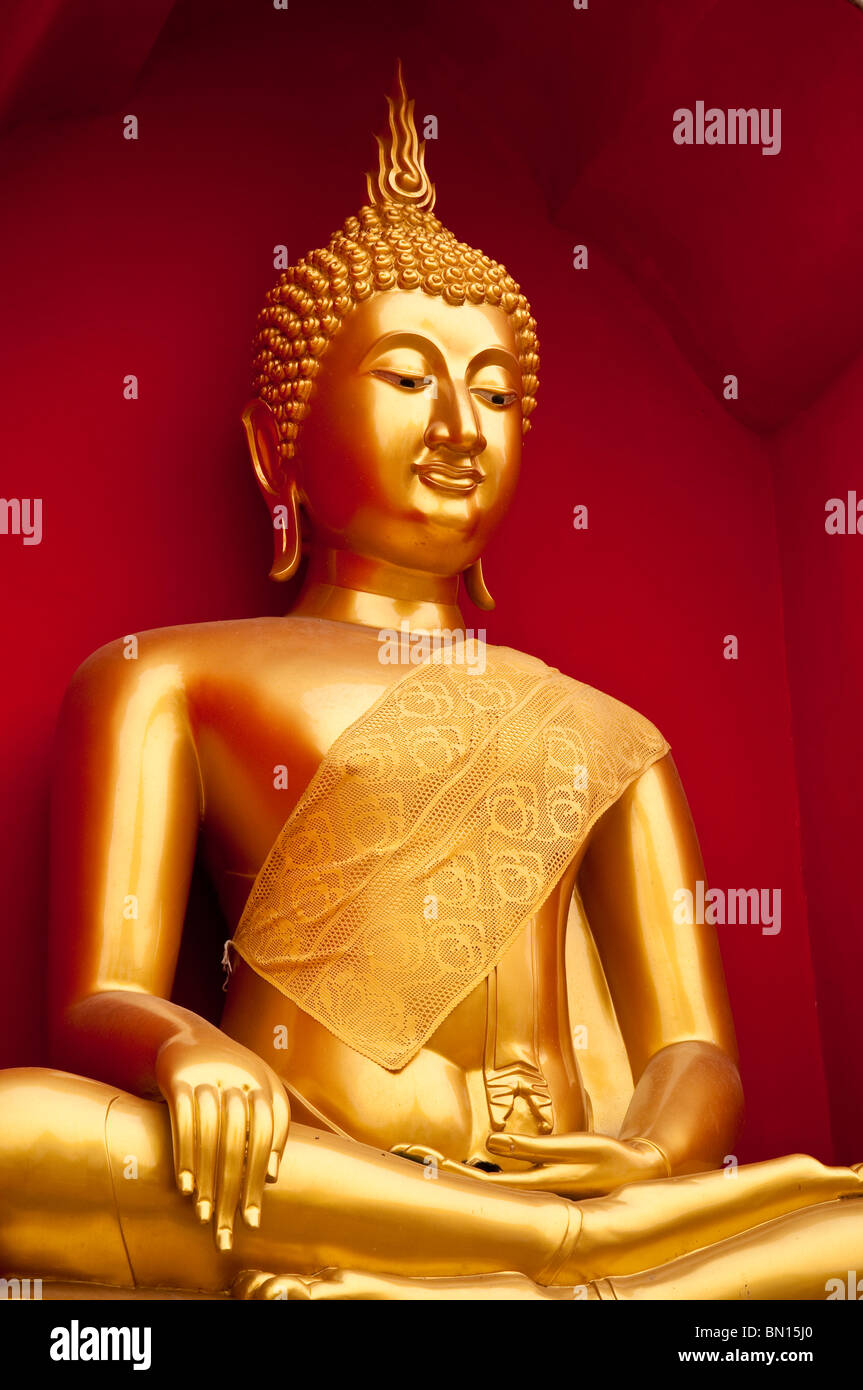 Goldene Buddha-Statue im Wat Bupparam buddhistischer Tempel in Chiang Mai, Thailand. Stockfoto