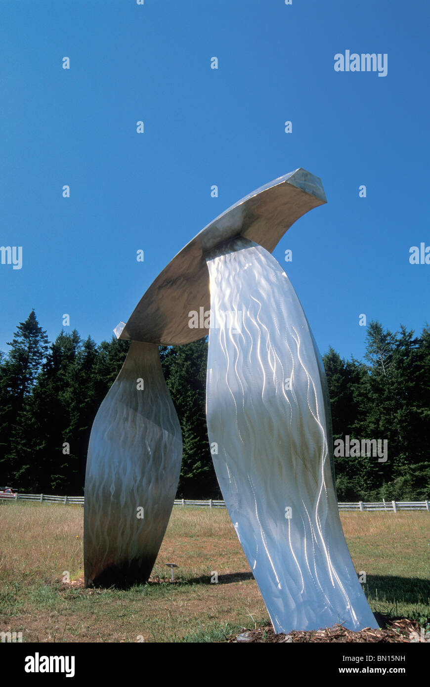 Metall-Skulptur des Künstlers Micajah Bienvenu in Westcott Bay Sculpture Park, San Juan Island, Washington. Stockfoto