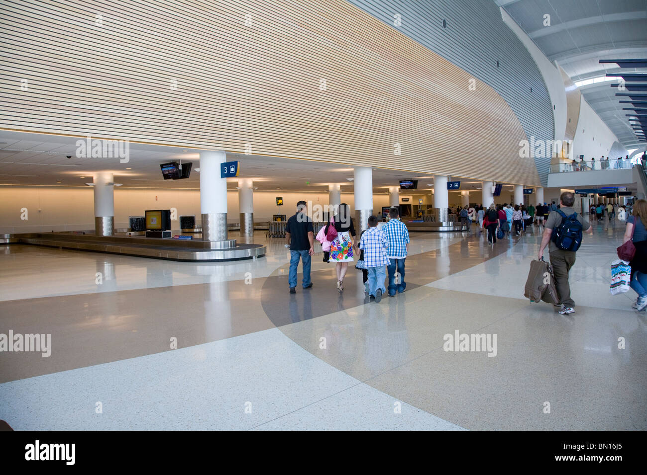 Gepäckausgabe am Terminal B am Flughafen San José Stockfoto